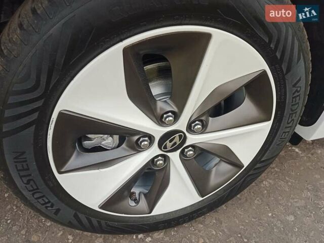 Белый Хендай Ioniq, объемом двигателя 0 л и пробегом 102 тыс. км за 12650 $, фото 30 на Automoto.ua