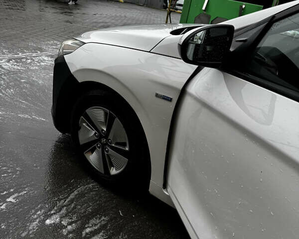 Белый Хендай Ioniq, объемом двигателя 1.6 л и пробегом 149 тыс. км за 12500 $, фото 10 на Automoto.ua