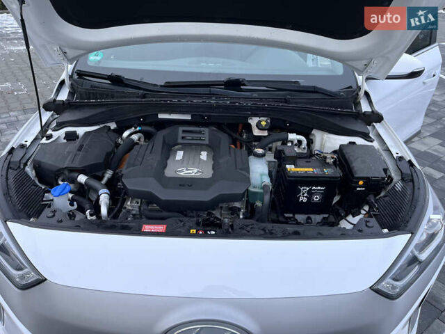 Белый Хендай Ioniq, объемом двигателя 0 л и пробегом 63 тыс. км за 14000 $, фото 11 на Automoto.ua