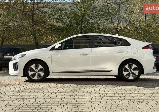 Белый Хендай Ioniq, объемом двигателя 0 л и пробегом 130 тыс. км за 13000 $, фото 3 на Automoto.ua