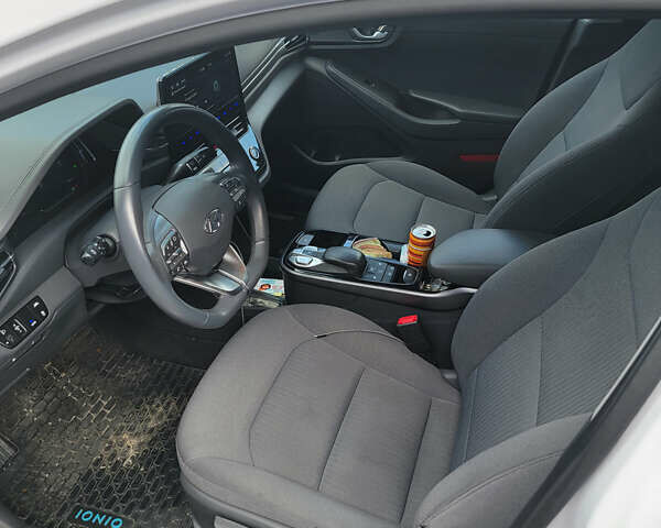 Белый Хендай Ioniq, объемом двигателя 0 л и пробегом 120 тыс. км за 14000 $, фото 5 на Automoto.ua