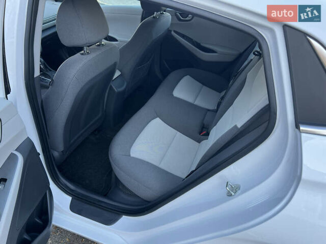 Белый Хендай Ioniq, объемом двигателя 1.58 л и пробегом 91 тыс. км за 17900 $, фото 17 на Automoto.ua