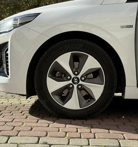 Белый Хендай Ioniq, объемом двигателя 0 л и пробегом 130 тыс. км за 13000 $, фото 16 на Automoto.ua