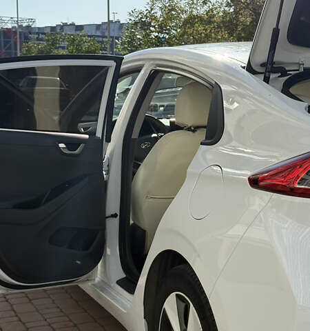 Белый Хендай Ioniq, объемом двигателя 0 л и пробегом 130 тыс. км за 13000 $, фото 10 на Automoto.ua