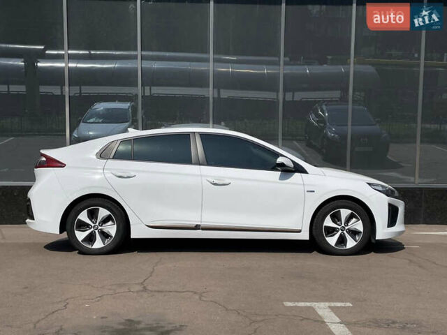 Белый Хендай Ioniq, объемом двигателя 0 л и пробегом 105 тыс. км за 13999 $, фото 8 на Automoto.ua