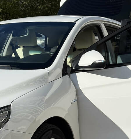 Белый Хендай Ioniq, объемом двигателя 0 л и пробегом 130 тыс. км за 13000 $, фото 8 на Automoto.ua