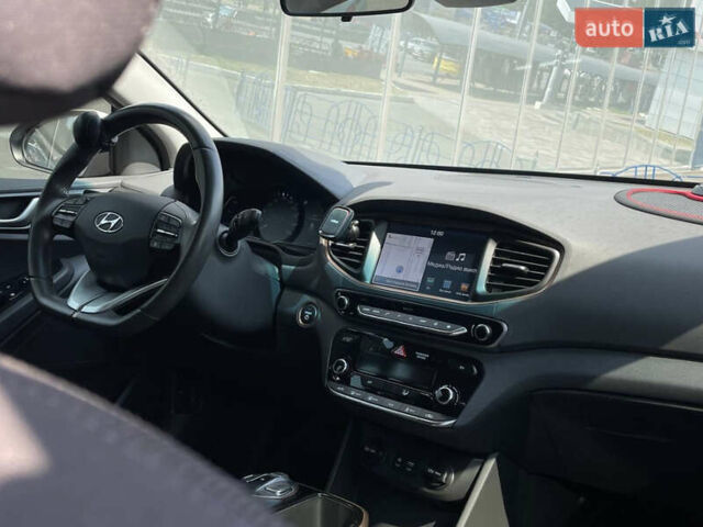 Белый Хендай Ioniq, объемом двигателя 0 л и пробегом 105 тыс. км за 13999 $, фото 11 на Automoto.ua
