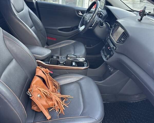 Белый Хендай Ioniq, объемом двигателя 0 л и пробегом 126 тыс. км за 14800 $, фото 8 на Automoto.ua