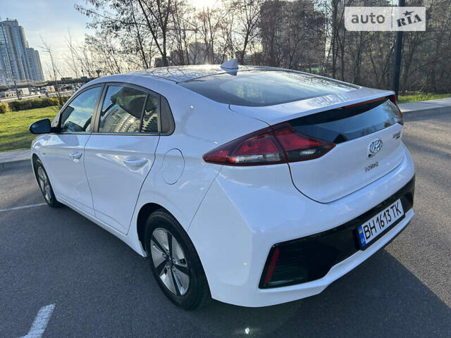 Белый Хендай Ioniq, объемом двигателя 1.58 л и пробегом 210 тыс. км за 12200 $, фото 1 на Automoto.ua