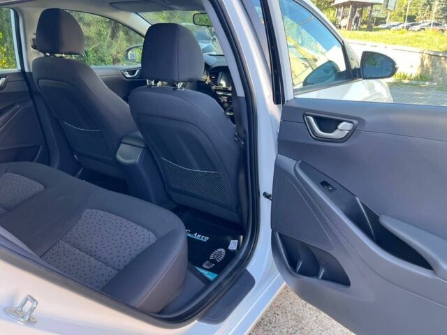 Белый Хендай Ioniq, объемом двигателя 0 л и пробегом 136 тыс. км за 14200 $, фото 16 на Automoto.ua