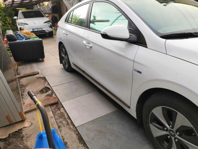 Белый Хендай Ioniq, объемом двигателя 1 л и пробегом 260 тыс. км за 12236 $, фото 2 на Automoto.ua