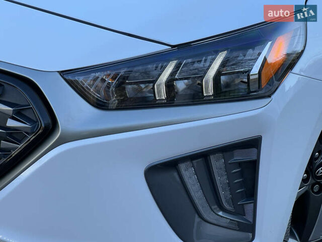 Белый Хендай Ioniq, объемом двигателя 1.58 л и пробегом 91 тыс. км за 17900 $, фото 4 на Automoto.ua