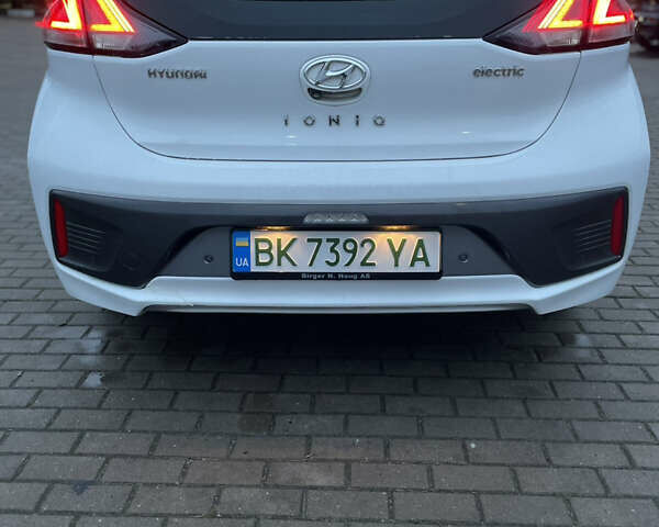 Белый Хендай Ioniq, объемом двигателя 0 л и пробегом 161 тыс. км за 14500 $, фото 1 на Automoto.ua
