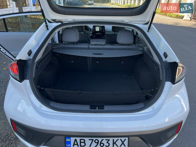Белый Хендай Ioniq, объемом двигателя 1.58 л и пробегом 91 тыс. км за 17900 $, фото 21 на Automoto.ua