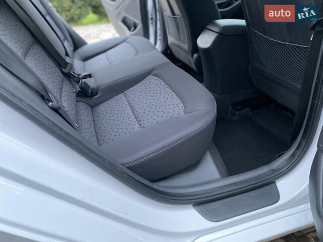 Белый Хендай Ioniq, объемом двигателя 0 л и пробегом 62 тыс. км за 12990 $, фото 18 на Automoto.ua