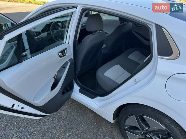 Белый Хендай Ioniq, объемом двигателя 1.58 л и пробегом 91 тыс. км за 17900 $, фото 16 на Automoto.ua