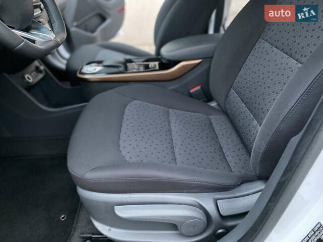 Белый Хендай Ioniq, объемом двигателя 0 л и пробегом 62 тыс. км за 12990 $, фото 11 на Automoto.ua
