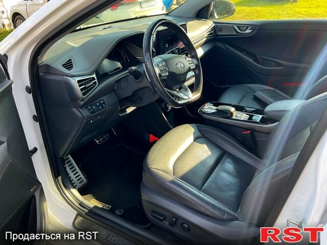 Белый Хендай Ioniq, объемом двигателя 0 л и пробегом 130 тыс. км за 17000 $, фото 6 на Automoto.ua