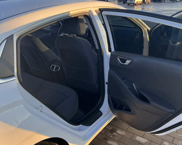 Білий Хендай Ioniq, об'ємом двигуна 0 л та пробігом 81 тис. км за 15900 $, фото 65 на Automoto.ua