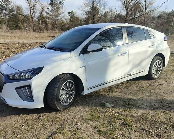 Белый Хендай Ioniq, объемом двигателя 0 л и пробегом 131 тыс. км за 15100 $, фото 5 на Automoto.ua