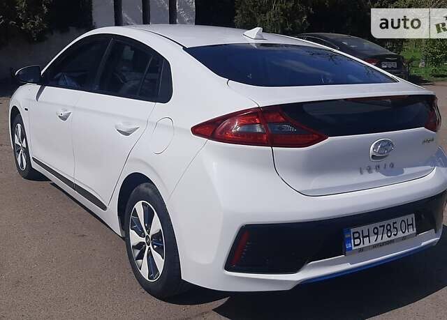 Белый Хендай Ioniq, объемом двигателя 1.58 л и пробегом 69 тыс. км за 18600 $, фото 2 на Automoto.ua