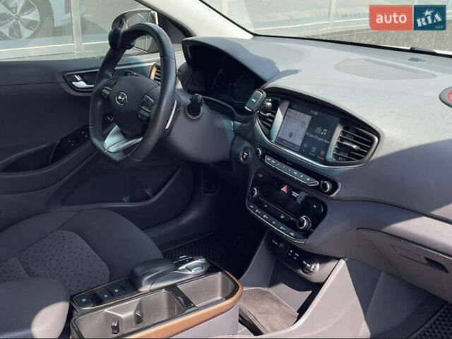 Белый Хендай Ioniq, объемом двигателя 0 л и пробегом 105 тыс. км за 13999 $, фото 9 на Automoto.ua