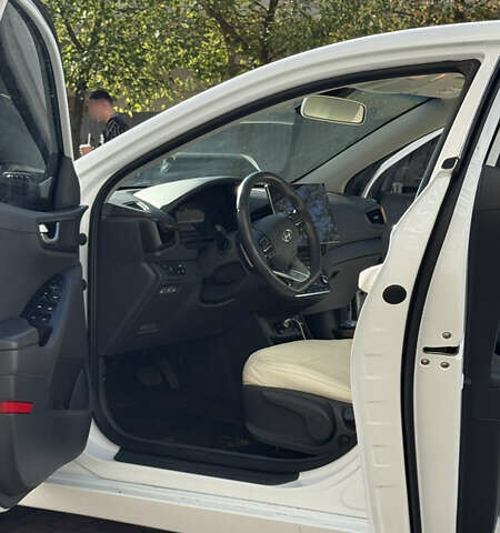 Белый Хендай Ioniq, объемом двигателя 0 л и пробегом 130 тыс. км за 13000 $, фото 9 на Automoto.ua
