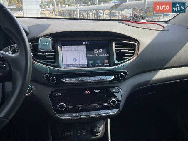 Белый Хендай Ioniq, объемом двигателя 0 л и пробегом 105 тыс. км за 13999 $, фото 15 на Automoto.ua