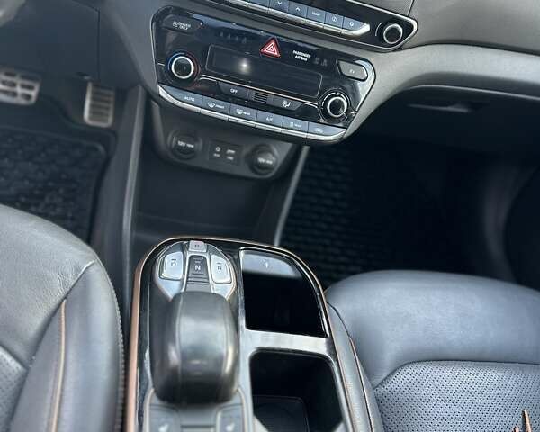 Белый Хендай Ioniq, объемом двигателя 0 л и пробегом 126 тыс. км за 14800 $, фото 19 на Automoto.ua