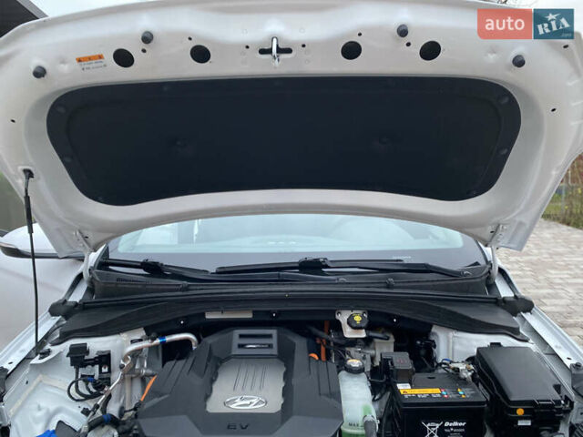 Белый Хендай Ioniq, объемом двигателя 0 л и пробегом 62 тыс. км за 12990 $, фото 31 на Automoto.ua