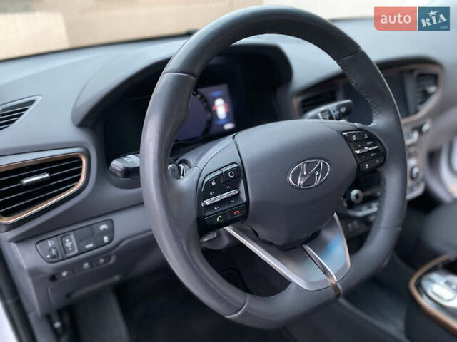 Белый Хендай Ioniq, объемом двигателя 0 л и пробегом 62 тыс. км за 12990 $, фото 10 на Automoto.ua