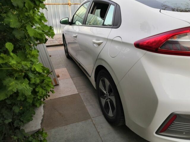 Белый Хендай Ioniq, объемом двигателя 1 л и пробегом 260 тыс. км за 12236 $, фото 5 на Automoto.ua