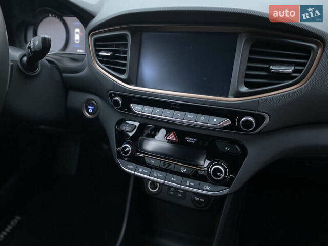 Белый Хендай Ioniq, объемом двигателя 0 л и пробегом 62 тыс. км за 12990 $, фото 19 на Automoto.ua