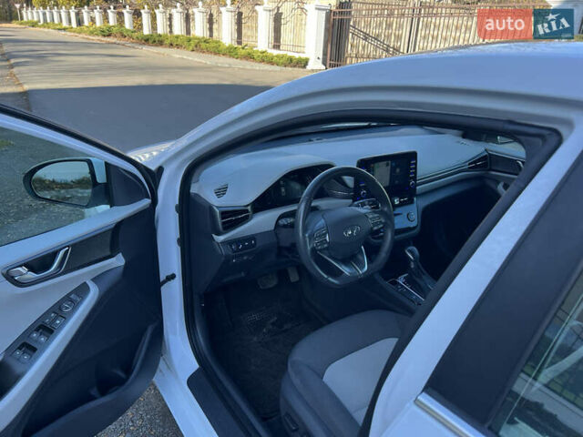 Белый Хендай Ioniq, объемом двигателя 1.58 л и пробегом 91 тыс. км за 17900 $, фото 14 на Automoto.ua