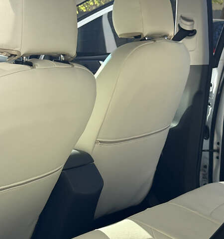 Белый Хендай Ioniq, объемом двигателя 0 л и пробегом 130 тыс. км за 13000 $, фото 18 на Automoto.ua