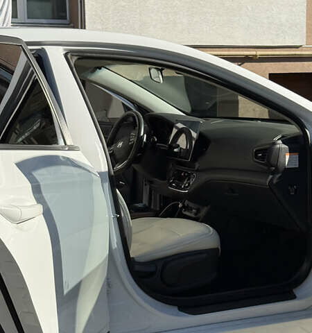 Белый Хендай Ioniq, объемом двигателя 0 л и пробегом 130 тыс. км за 13000 $, фото 14 на Automoto.ua