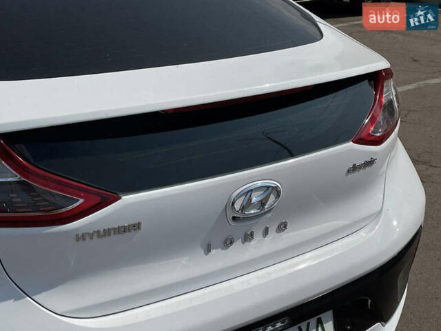 Белый Хендай Ioniq, объемом двигателя 0 л и пробегом 105 тыс. км за 13999 $, фото 31 на Automoto.ua