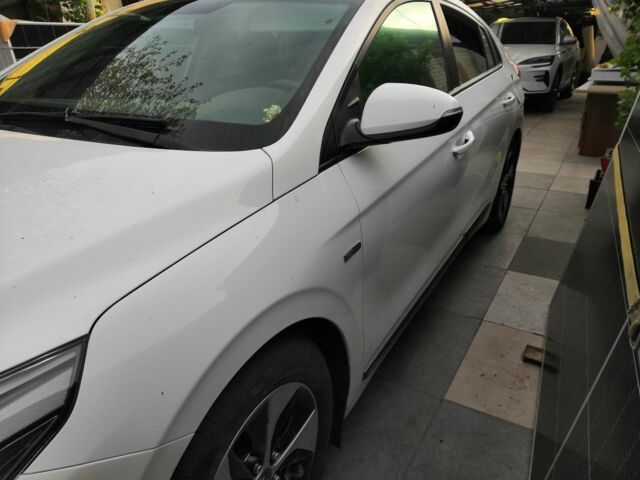 Белый Хендай Ioniq, объемом двигателя 1 л и пробегом 260 тыс. км за 12236 $, фото 3 на Automoto.ua