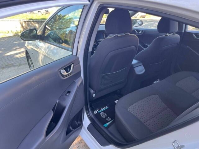 Белый Хендай Ioniq, объемом двигателя 0 л и пробегом 136 тыс. км за 14200 $, фото 12 на Automoto.ua