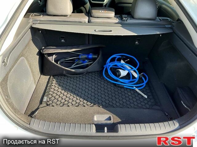 Белый Хендай Ioniq, объемом двигателя 0 л и пробегом 130 тыс. км за 17000 $, фото 10 на Automoto.ua