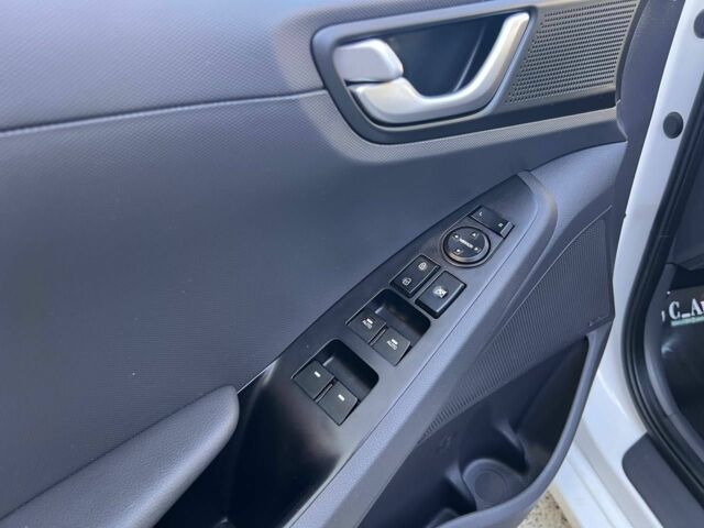 Белый Хендай Ioniq, объемом двигателя 0 л и пробегом 136 тыс. км за 14200 $, фото 9 на Automoto.ua