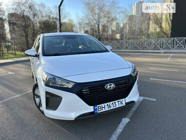 Белый Хендай Ioniq, объемом двигателя 1.58 л и пробегом 210 тыс. км за 12200 $, фото 7 на Automoto.ua