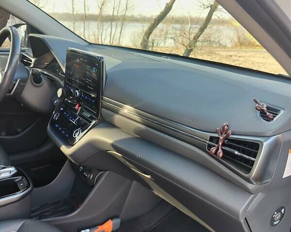 Белый Хендай Ioniq, объемом двигателя 0 л и пробегом 131 тыс. км за 15100 $, фото 21 на Automoto.ua