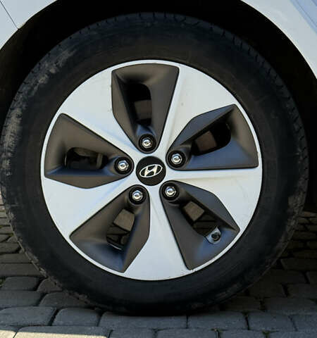 Белый Хендай Ioniq, объемом двигателя 0 л и пробегом 130 тыс. км за 13000 $, фото 15 на Automoto.ua