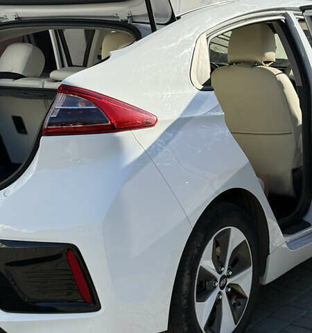 Белый Хендай Ioniq, объемом двигателя 0 л и пробегом 130 тыс. км за 13000 $, фото 12 на Automoto.ua