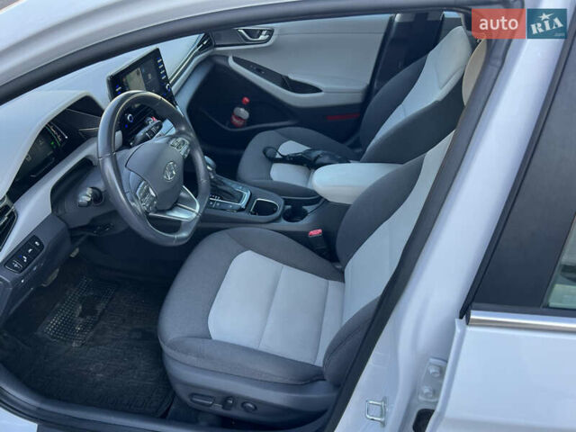 Белый Хендай Ioniq, объемом двигателя 1.58 л и пробегом 91 тыс. км за 17900 $, фото 15 на Automoto.ua