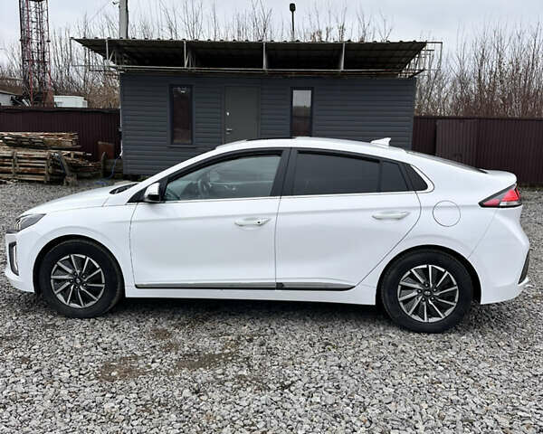 Белый Хендай Ioniq, объемом двигателя 0 л и пробегом 85 тыс. км за 16499 $, фото 4 на Automoto.ua