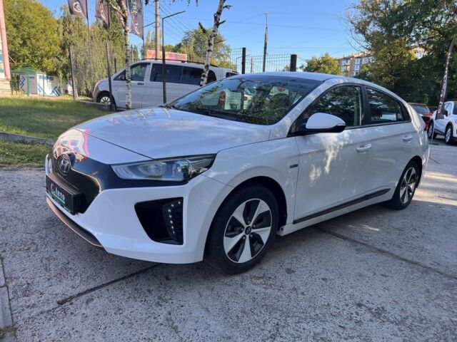 Белый Хендай Ioniq, объемом двигателя 0 л и пробегом 136 тыс. км за 14200 $, фото 2 на Automoto.ua