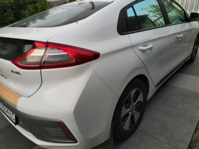 Белый Хендай Ioniq, объемом двигателя 1 л и пробегом 260 тыс. км за 12236 $, фото 4 на Automoto.ua