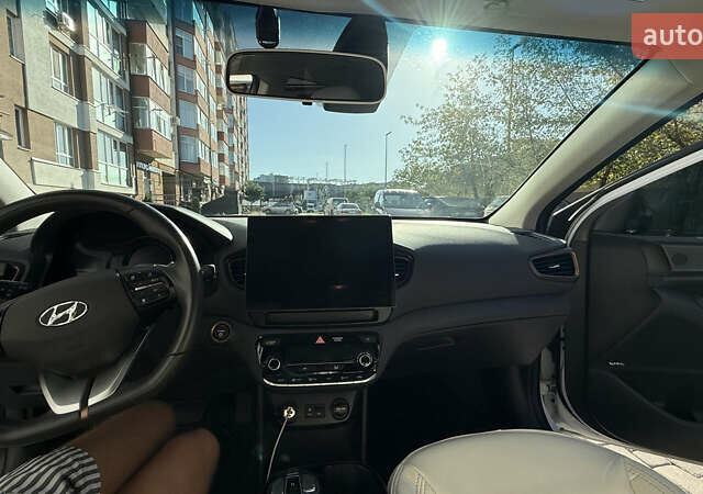 Белый Хендай Ioniq, объемом двигателя 0 л и пробегом 130 тыс. км за 13000 $, фото 20 на Automoto.ua